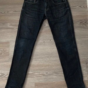 Replay anbass - Snygga svarta/marinblå jeans från Replay i modellen Anbass. Dom är i bra skick de ändå är att det är små skavanker vid ett knä ananars toppen skicka. Kan sänka vid snabbaffär hör av er vid frågor🤗STRL: w30 L32