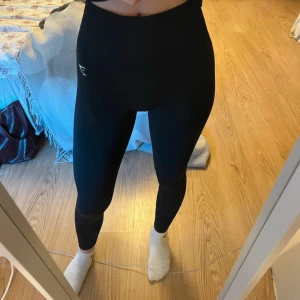 Gymshark Tights - Tights från Gymshark, dock ett litet hål i höger ben!🖤