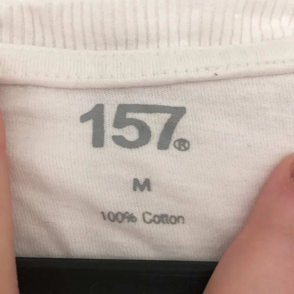 Två klassiska t-shirts från 157 i svart och vit. Tillverkade i 100% bomull för en bekväm känsla. Perfekta för en avslappnad stil med normal passform och korta ärmar. Tröjorna är i storlek M men passar också S om man inte vill ha de tajta. Men passar även L om man vill ha de lite mer nära mot kroppen🥰tröjorna har lite fläckar men det är inget permanent och går lätt bort i tvätten❤️om man bara vill köpa en tröja så hör av er!!!💕. T-paidat.