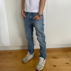 Blå jeans från tiger of sweden  - Snygga ljusblå jeans med en schyssta slitningar. De har en klassisk femficksdesign och knappar i midjan. Perfekta för en casual look. Skick 9/10. Modellen 177. W29L34