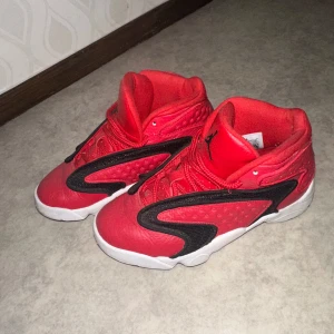 Röda sneakers från Jordan - Sneakers från Jordan med svarta detaljer och vit sula. Använda 3 tillfällen.