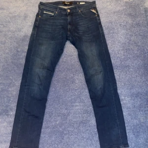 Mörkblå jeans från Replay - Snygga mörkblå jeans från Replay, modell Grover. Mycket bra skick utan defekter. Storlek 31, (passar dig mellan 175-180)