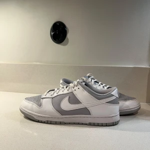 Nike Dunk White/grey - Nike Dunks, använda endast 1-2 gånger. Inköpta på Merch Sweden för 2999kr