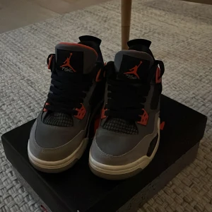 Jordan 4 retro infrared - skick 9/10 köpta på kicks n stuff för 4000  Har inte kvitto storlek 36,5  PRIS KAN DISKUTERAS