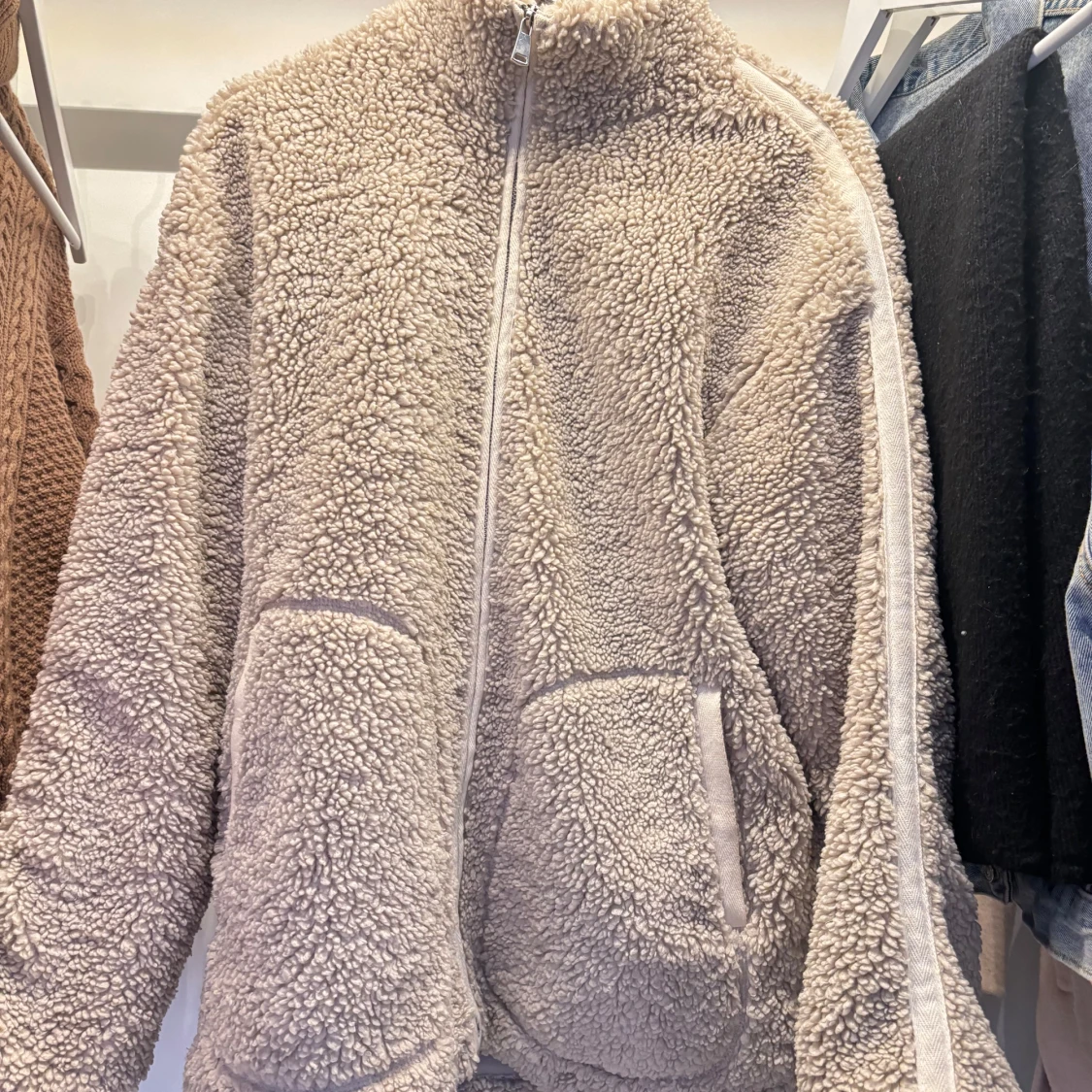 Beige teddyjacka med dragkedja - 1