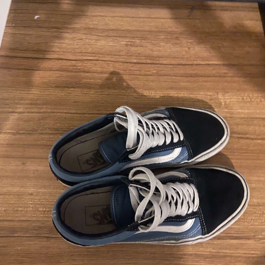 Blå och svarta sneakers från Vans - 2