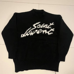 Saint Laurent sweater  - Jag säljer min saint Laurent sweater, lite tveksam om den är äkta då jag köpte den på Plick för ett tag sen. Men fortfarande förbannat snygg. 