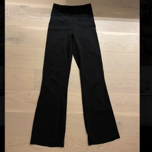 Svarta yoga träningsbyxor  - Säljer dessa svarta yoga träningsbyxor från stadium(soc)❤️de är i strl xs men passar mig som annars har s, jag är 170 cm🫶🏻 Jätteskönt och stretchigt material!🥰