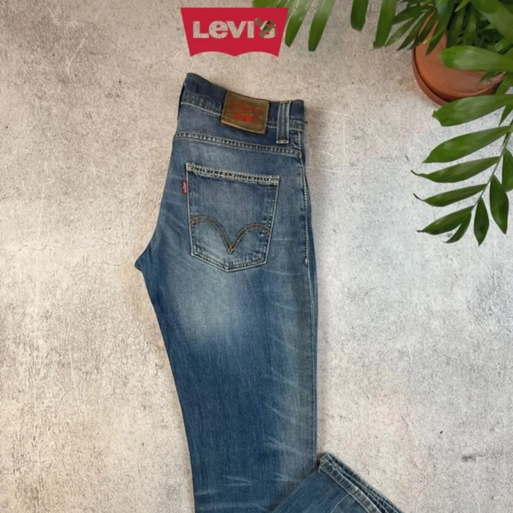 Riktigt feta Levis 511 jeans med skön tvätt. W33/L34. Skicket är mycket bra förutom någon defekt på låret vilket man ser på bilden. Bara komma med frågor eller liknande om du är intresserad . Farkut & Housut.