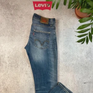 Levi’s 511  - Riktigt feta Levis 511 jeans med skön tvätt. W33/L34.     Skicket är mycket bra förutom någon defekt på låret vilket man ser på bilden. Bara komma med frågor eller liknande om du är intresserad 