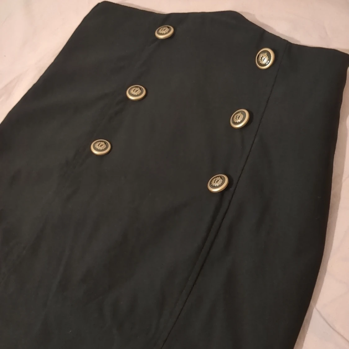 Svart kjol med knappar från Unique Vintage - 1