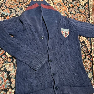 Ralph lauren Kashmir blandning kofta! - Säljer sjukt fet kofta från Ralph lauren. Denna har en unik design och perfekt när man vill se lite uppklädd ut. Skit varm och skön då den har lite Kashmir i sig perfekt i vädret just nu!