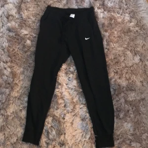 Nike byxor  - Säljer jätte fina svarta Nike byxor  oanvända bara testade en gång, ser ut som ny, säljs pga att dem ej används, skriv gör bilder eller frågor💕