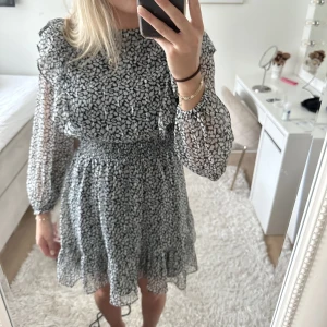 Höst/ sommar klänning - Så fin klänning som passar till både fest och skola! Använd två gånger men inte kommit till användning och därav säljer ja den❤️