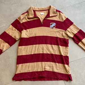 Pullover - Beige/röd randig halv zipup pullover från märket Aigner. Mycket bra skick!💼🧣🤎 ❣️