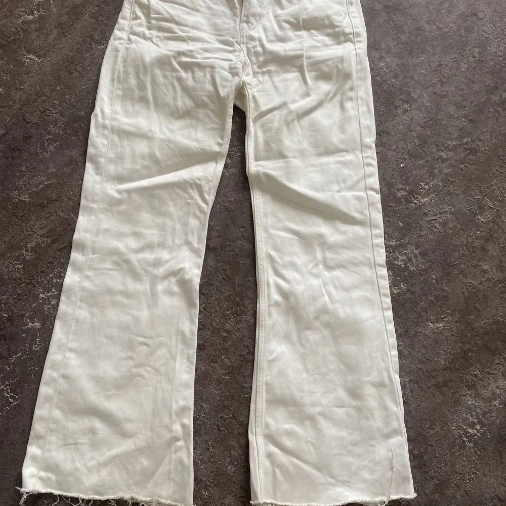 Ett par vita jeans bootcut/vid passform från Weekday. Storlek 26 men passar även mig som är 27. Inte använda mycket och i bra skick:). Jeans & Byxor.