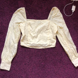 Mönstrad gul topp - Supersöt, mönstrad topp med blommönster ❤️ knappöppning i ärmarna, croppad och v ringad . Har en liten skråma då en söm börjar lossna 🩵säljer pga för stor 🩵kan absolut strykas 🫶pris diskuterbart