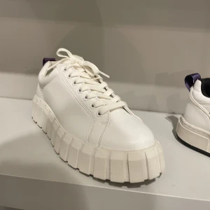 Eytys - Säljer mina eytys som är köpta på Vallgatan 12. Dom är i ett mycket bra skick och supersnygga!