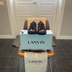 Lanvin skor  - Säljer mina vin röda lanvins som jag köpte för ungefär 2 veckor sedan, jag säljer så tidigt för att dom inte passar riktigt bra min fot. Dom är 10/10 i skick, köpt ny pris för 4000kr från miinto, box tags påse kommer med, har även online kvitto. St 40