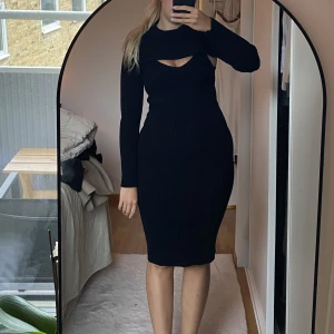 Stickad klänning med bolero - Stickad klänning med tillhörande bolero. Ifrån Gina. Storlek S i klänningen och M i boleron. 