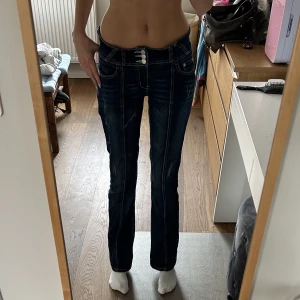 Low waist bootcut jeans  - Low waist bootcut jeans! Det har ett elastiskt gummiband i midjan som kan tas ut och passar då 36 annnars mer än 34 om du vill att jag ska ta ut det så gör jag gärna det💗 För fler bilder eller om du undrar något skriv gärna privat💗💗