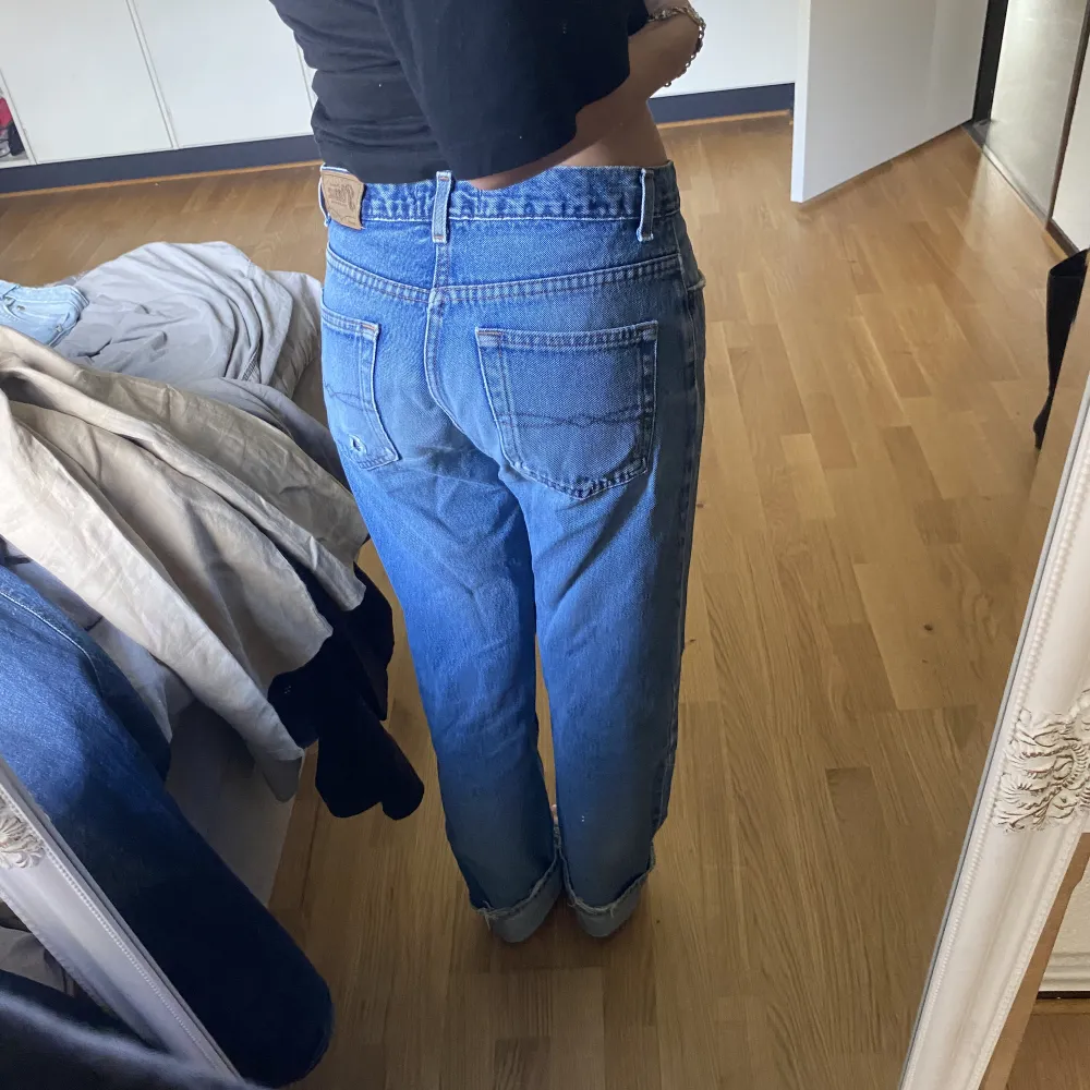 Ganska långa blåa jeans, har vikt upp dem . Jeans & Byxor.