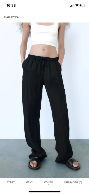 Svarta linnebyxor- Zara - Säljer mina svarta linnebyxor från Zara i xs, då dom inte längre kommer till användning. Använt fåtal gånger💕 150kr + frakt