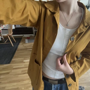 Tunn Jacka - Lite oversize ockrafärgad tunn jacka. Inte alls min stil men väldigt snygg. 