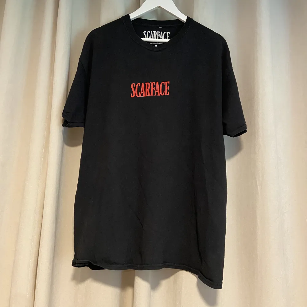 Hej! Säljer denna Scarface Tshirt från Urban Outfitters. Nypris 500kr och den är i bra skick, trycket har börjat bli lite sämre pga av tvättning (se bild 3). Den är storlek M men är stor i storleken så skulle säga att den är L. Hör av er vid funderingar!😊. T-shirts.