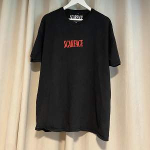 Hej! Säljer denna Scarface Tshirt från Urban Outfitters. Nypris 500kr och den är i bra skick, trycket har börjat bli lite sämre pga av tvättning (se bild 3). Den är storlek M men är stor i storleken så skulle säga att den är L. Hör av er vid funderingar!😊