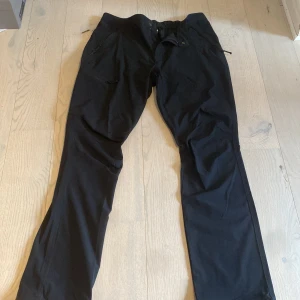 Columbia byxor - Columbia Prasselbyxor. Säljer pga använder ej. Använda ett antal gånger men ändå 8/10 skick. Nypris 800kr. Köpta 2022 sommar. Byxor som man både kan träna med och ha i vardagen.