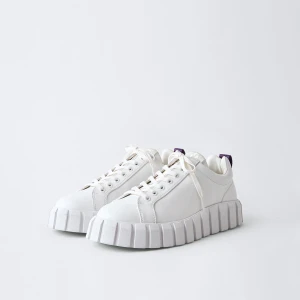 Eytys Odessa white sneakers - tyg - Säljer mina vita odessa, använt de pyttelite då jag märkte att de inte riktigt var min stil, väldigt bra skick! Skitsnygga till både höst och våren. De har tyg istället för läder, skickar bild vid förfrågan.