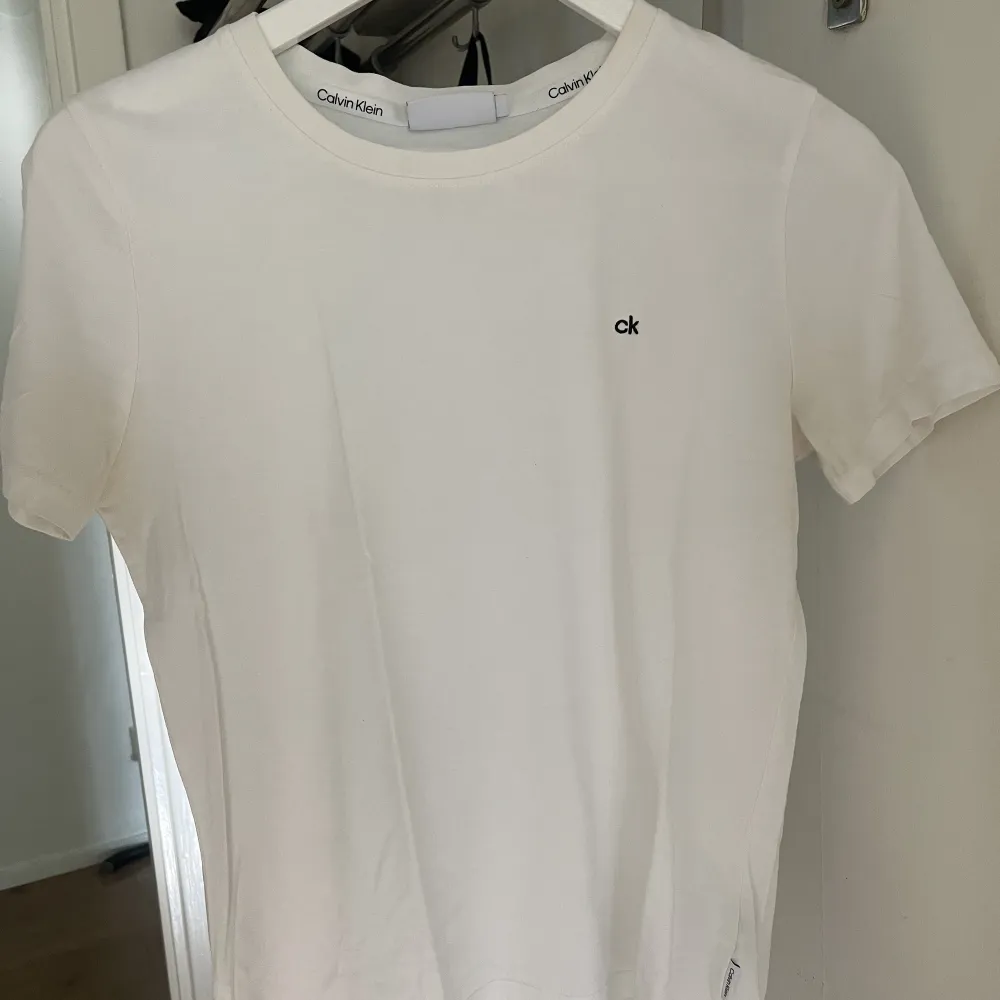 En hel vit Calvin Klein tröja som kan användas i vilka ögonblick som helst. Tröjan är i jätte bra skick och har inga defekter! Storlek S. T-shirts.