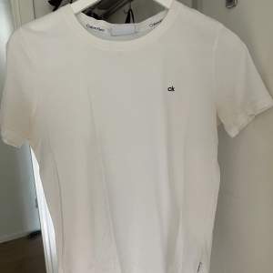 En hel vit Calvin Klein tröja som kan användas i vilka ögonblick som helst. Tröjan är i jätte bra skick och har inga defekter! Storlek S