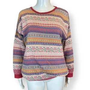 Söt Farmorströja  - Storlek 2, sitter oversize på skyltdockan som har storlek XS. Tvättad så materialet är mera stelt än mjuk. Ger gärna mått! 