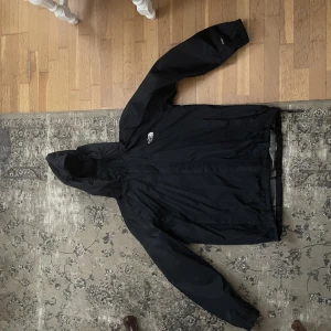 Northface windbreaker perfekt till hösten! - Northface jacka med ihopfällbar luva perfekt till hösten lite trasig på insidan men fungerar bra