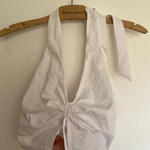 Oanvänd topp från HM - En oanvänd topp med lappen kvar! Man spänna olika hårt i nacken!