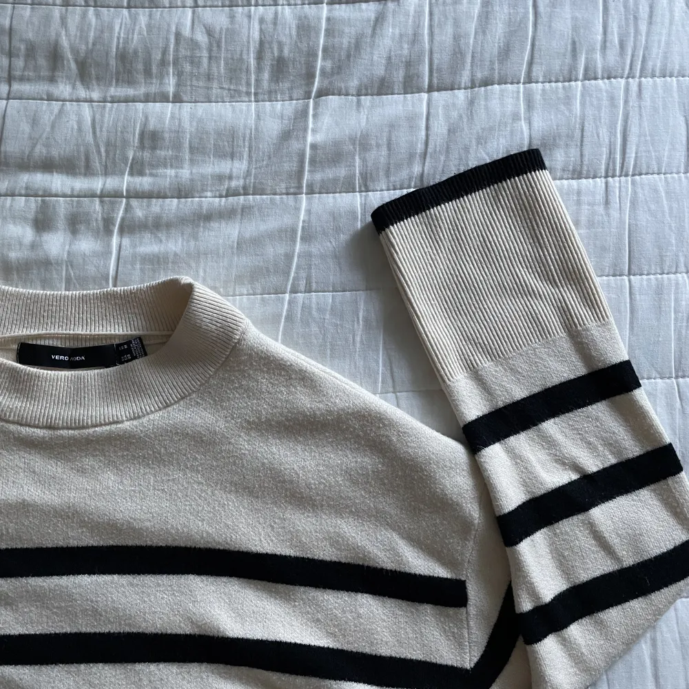 Super söt randig stickad tröja från vero Moda i sparsamt använda skick☺️. Stickat.