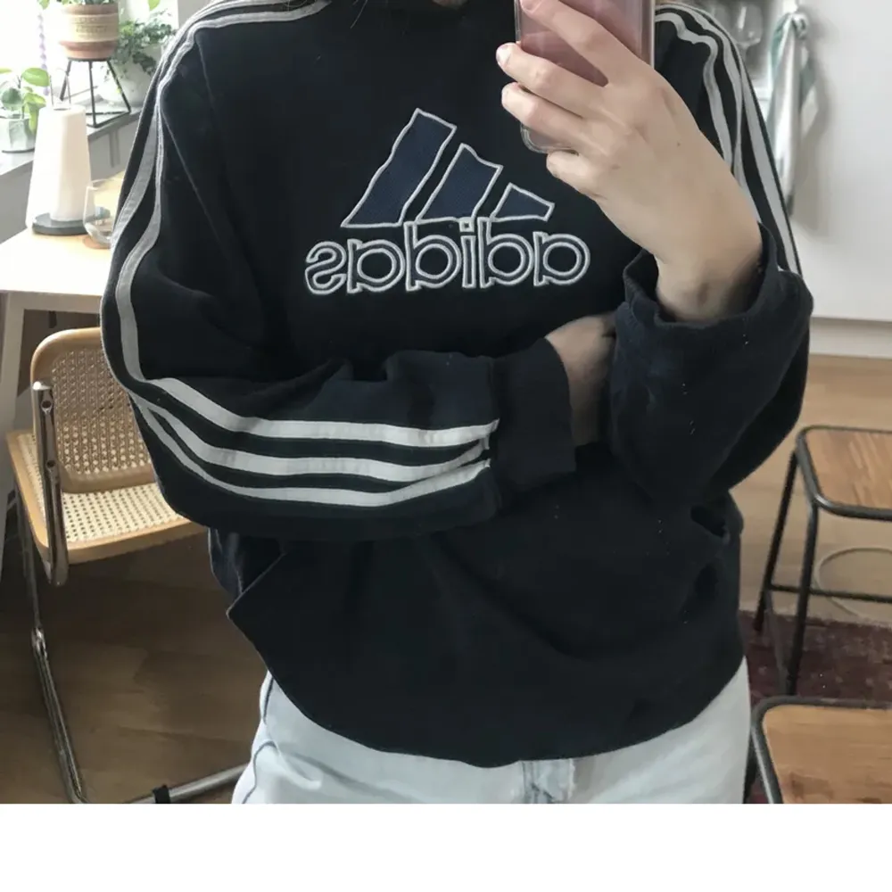 En fin blå adidashoodie. Modellen är inte speciellt oversized på mig som vanligen har storlek M. Bilden är från förra ägaren men hoodien har knappt använts av mig. Jag kan gärna skicka fler bilder om du vill! Kan mötas upp både i Lund och Malmö!. Hoodies.