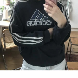 Adidas hoodie - En fin blå adidashoodie. Modellen är inte speciellt oversized på mig som vanligen har storlek M. Bilden är från förra ägaren men hoodien har knappt använts av mig. Jag kan gärna skicka fler bilder om du vill! Kan mötas upp både i Lund och Malmö!