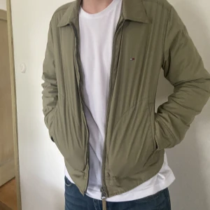 Grön Tommy hilfiger jacka - Säljer min skitsnygga trendiga olivgröna jacka som är perfekt till hösten🤌🏽 🍁 🫒 