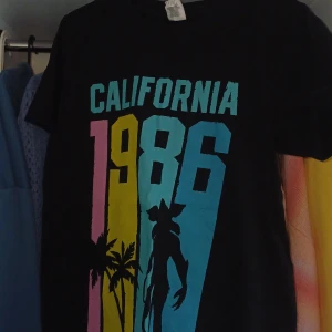 Stranger things t-shirt - En stranger things t-shirt använd 1 gång bra skick 