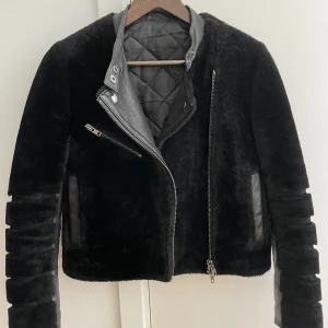 Skinnjacka J.LINDEBERG - En skinnjacka från märket J.LINDEBERG i storlek 36. Två fickor samt en mindre ficka högra bröstet. Dragkedja på båda ärmarna. Använd varsamt.  Pris kan även diskuteras 