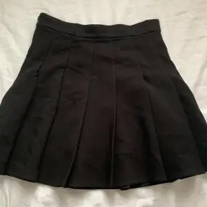 En svart basic skol kjol. Bra skick 