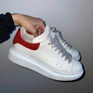 Alexander McQueen  - Alexander Mcqueen skor, storlek 37. Köpta för- 5359kr Säljs för 3000kr Väldigt bra skick