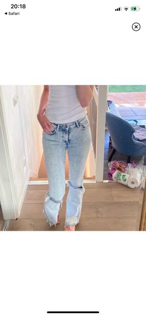 Säljer ett par ljusblåa jeans från bikbok. Använt max tre gånger, därav är dom så gott som i nyskick. Skriv för fler bilder.  (Bilderna är inte mina utan tagna från en person som har sålt exakt likadana) 😊