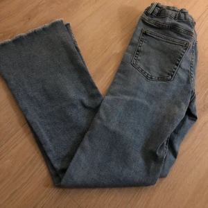 Jeans från gina tricot  - Ljusblå jeans från gina tricot, passar XSS. Helt oanvända & nypris 299kr men jag säljer för endast 100kr + frakt 