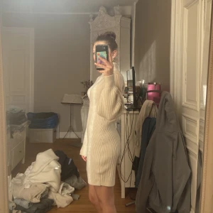 Stickad klänning - Stickad klänning från hm, knappt använd alltså som nyskick💗