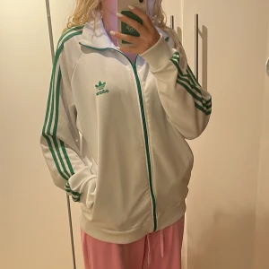 Adidas jacka - Väldigt skön Adidasjacka/kofta i bra skick.