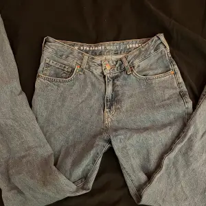 Säljer dessa jeans då de inte kommer till användning. Jättebra skick och har enbart används några få gånger. Strl w27 L32. Köpta för 500. Kom privat för fler bilder eller andra frågor!